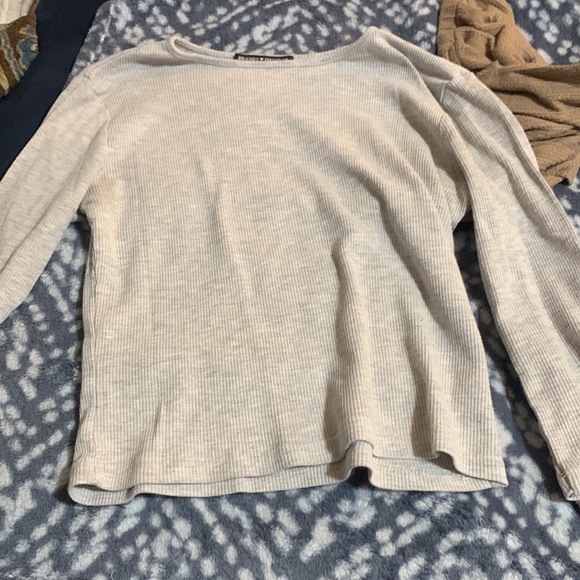 Light gray colors crop top with elbow lengthed sleeves. - Picture 4 of 5